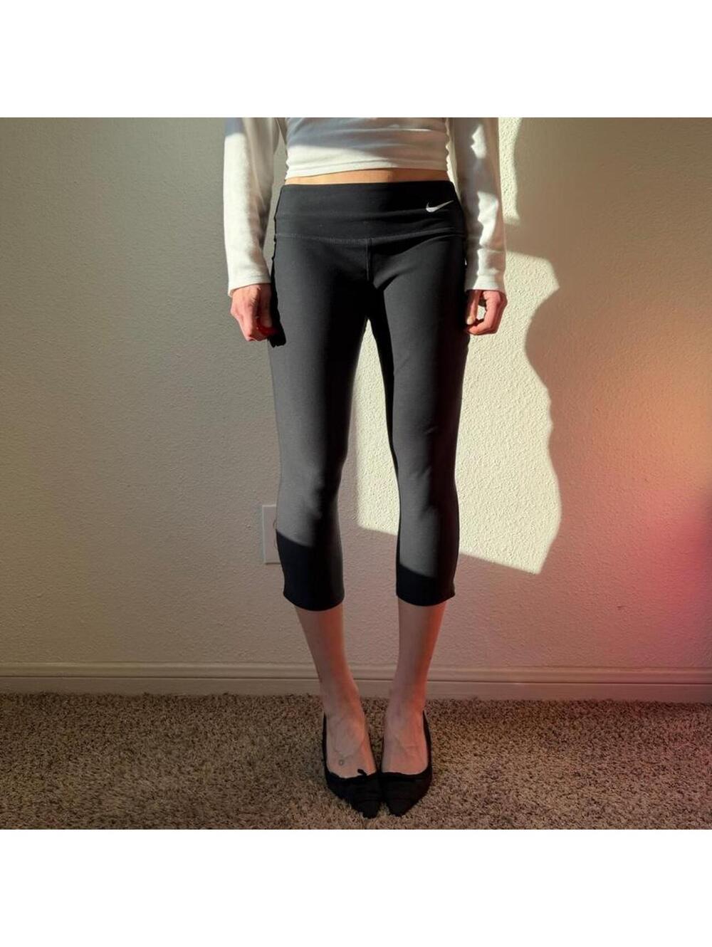 Nike black low rise skinny cropped athletic wear capris